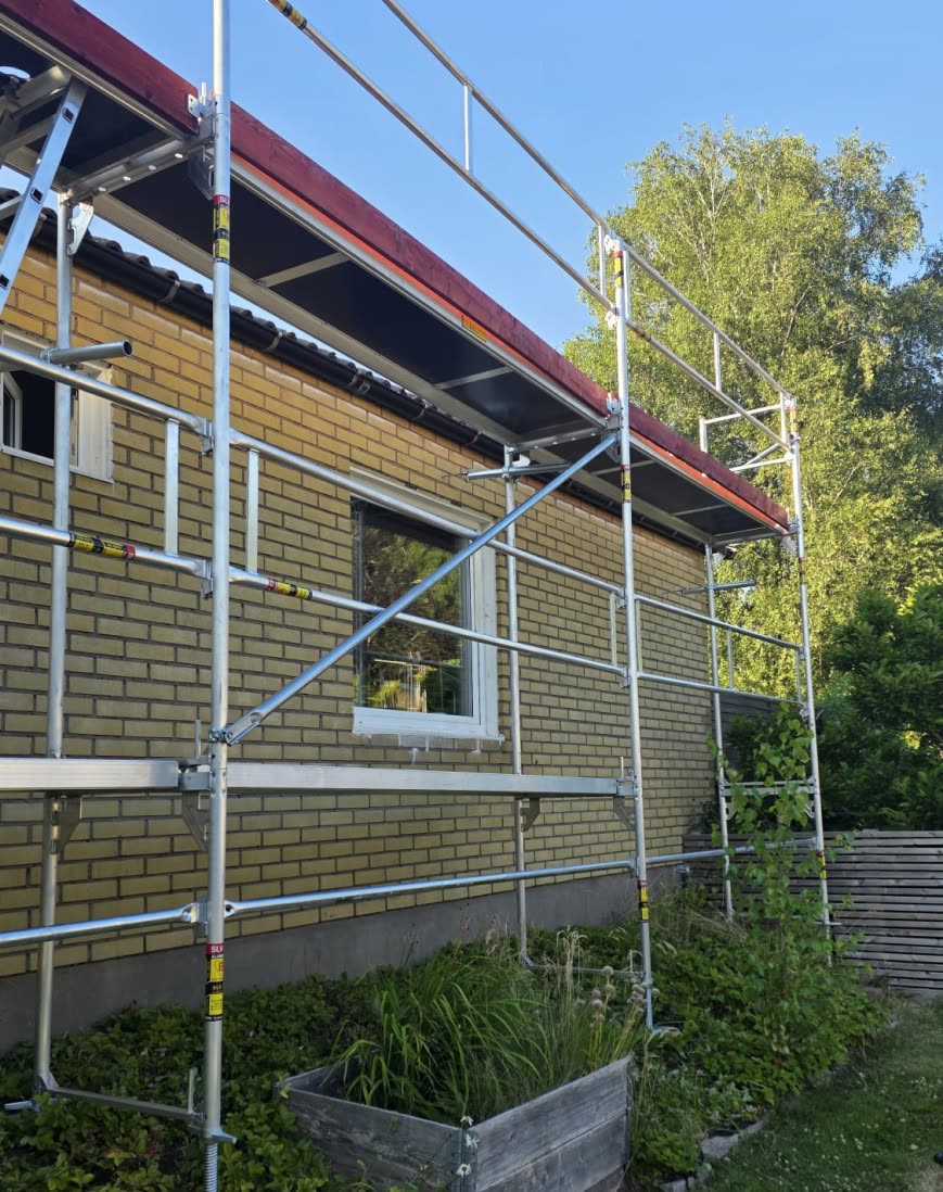 Ställning längs långsidan på en villa i gult tegel